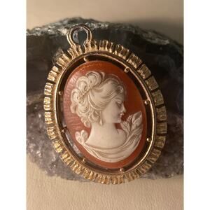 Vintage Avon Two Sided Cameo Fleur-de-lis Resin & Gold Tone Pendant ~ Kappa Gift